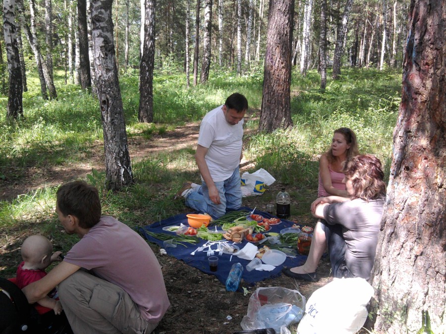 Новоселье Коли в 2012 году Коля живёт не в лесу, а в квартире в Академгородке. Просто погода хорошая.